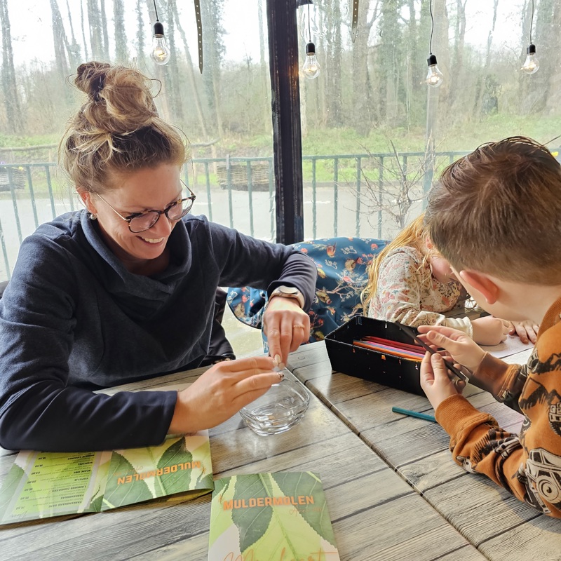 Moeder En Zoon Zijn Aan Het Kleuren Bij De Muldermolen