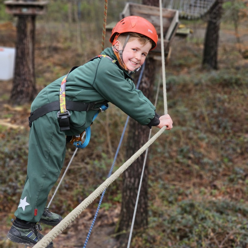 Een Jongen Balanceert Op Touw In Park Het Plateau