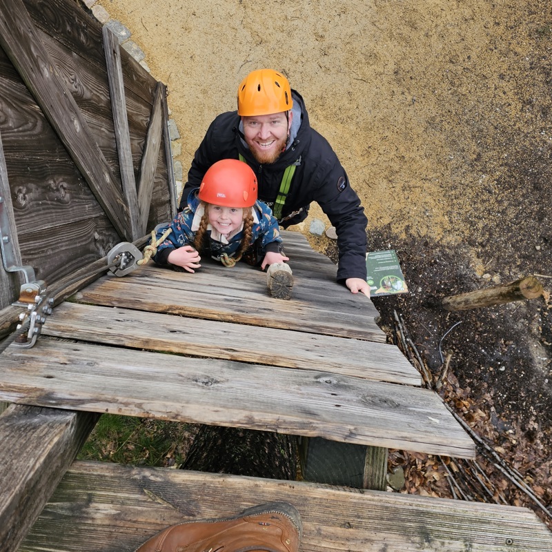 Een Vader En Dochter Klimmen Omhoog In Park Het Plateau