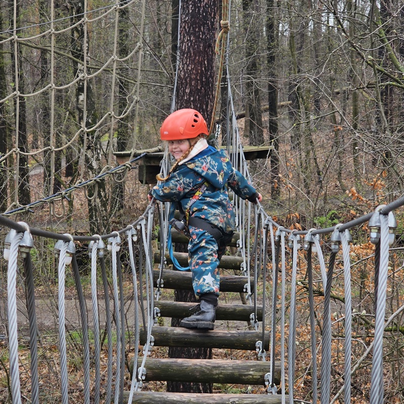 Meisje Loopt Over Hindernis In Park Het Plateau