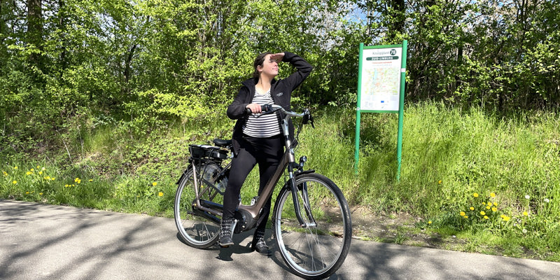 Anne kijkt uit over het fietspad