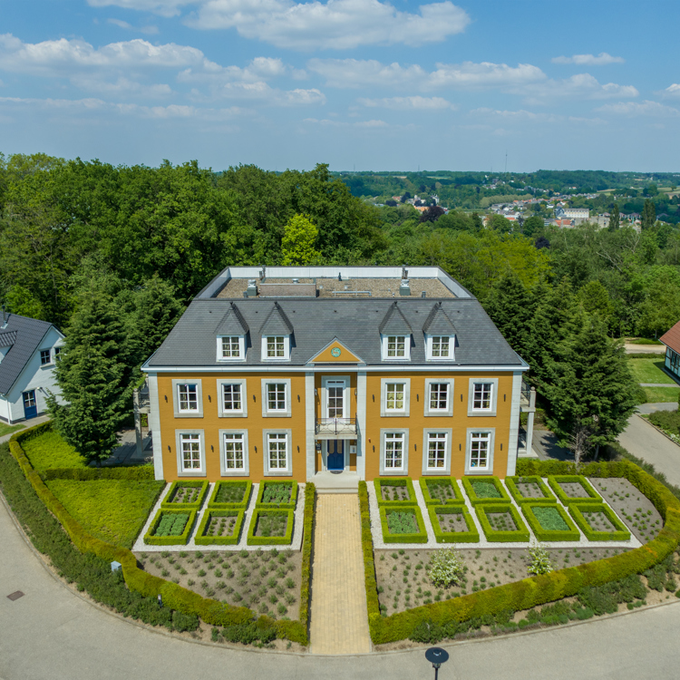 Bovenaanzicht van een groot appartementencomplex in landal op de cauberg. 