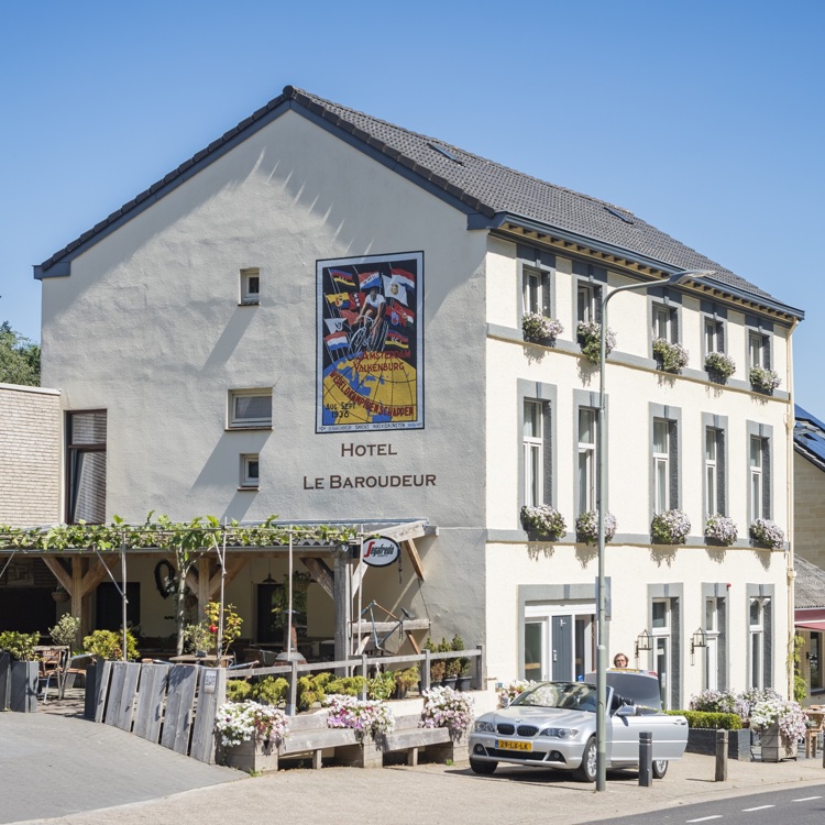 Zijaanzicht van fietshotel La Baroudeur in Valkenburg met een muurschildering