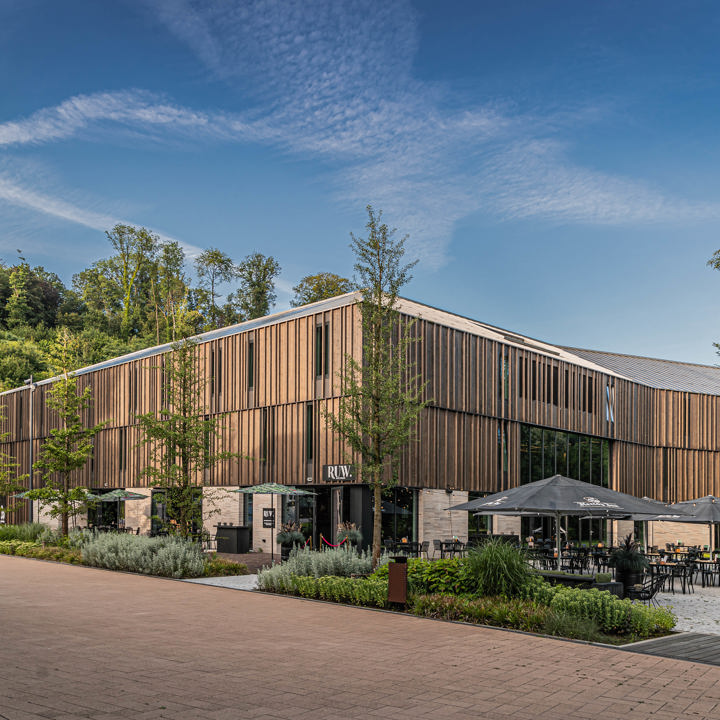 Het houten exterieur van Hotel Valkenburg by Mercure