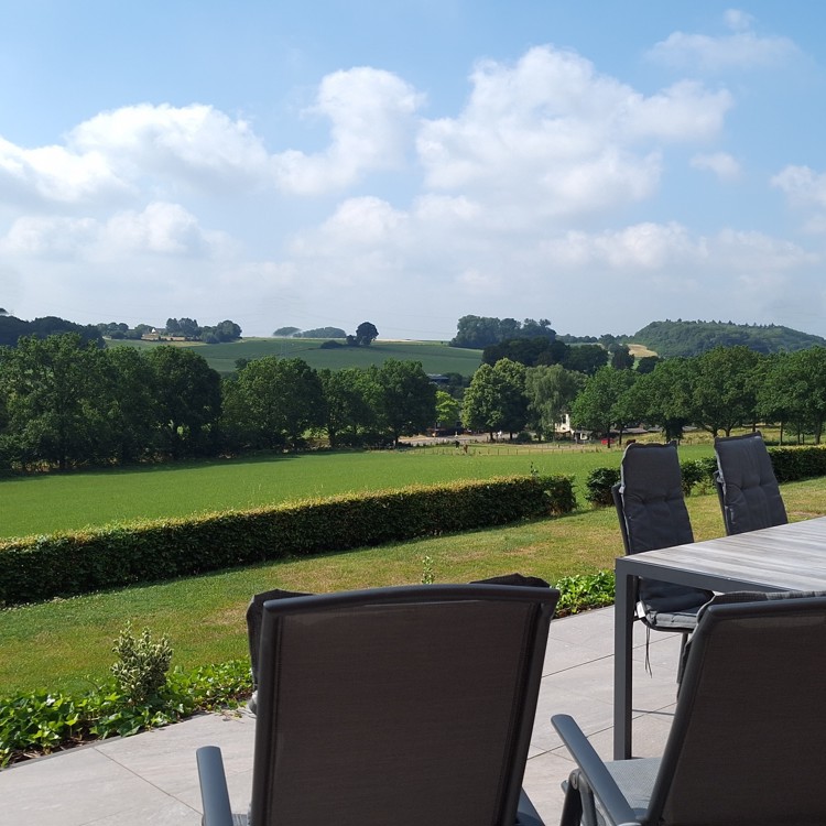 terras met vrij uitzicht over de natuurrijke omgeving. 