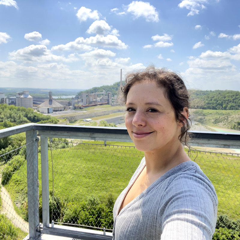 Anne staat op het uitzichtspunt bij de ENCI groeve