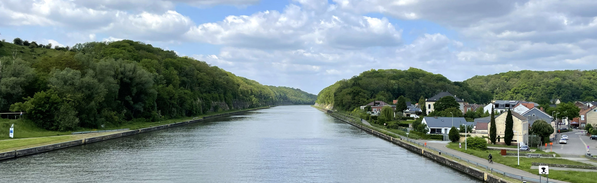 Een foto van de Maas vanaf een brug