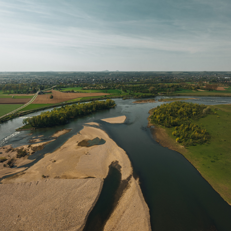 Rivier de Maas met in de verte dorpjes langs de Maas