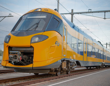 De voorkant van een NS trein die op het station stilstaat