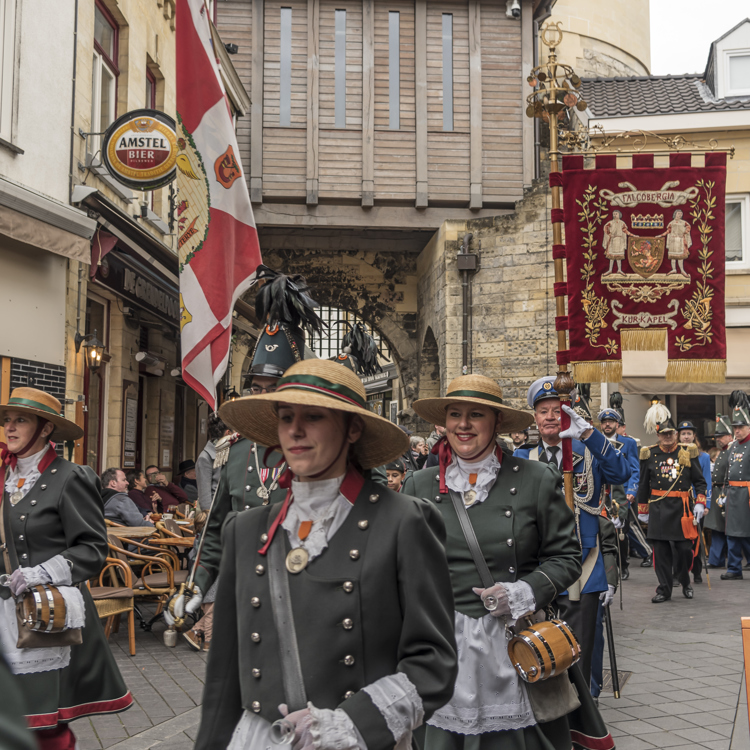 Marketentsters lopen voor de Schutterij bij de Grendelpoort tijdens de Valkenburgse Bokkenweken