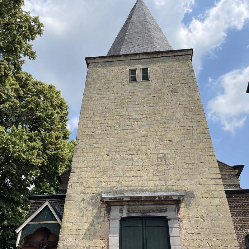 Een kerktoren van mergelsteen