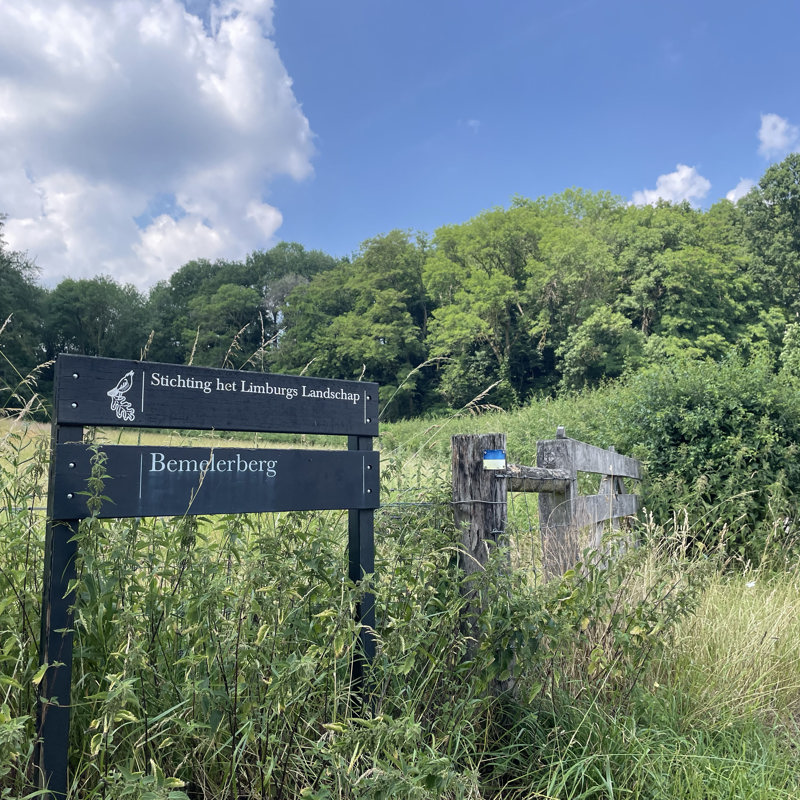 Bordje Bemelerberg te midden van de natuur