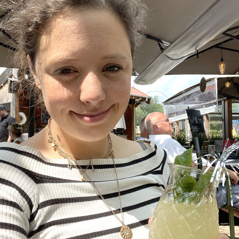 Anne drinkt een zomer drankje op het terras