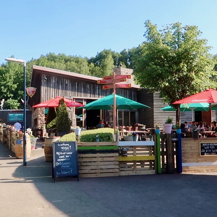 Het vooraanzicht van het terras Taverne de Grenssteen bij het Drielandenpunt