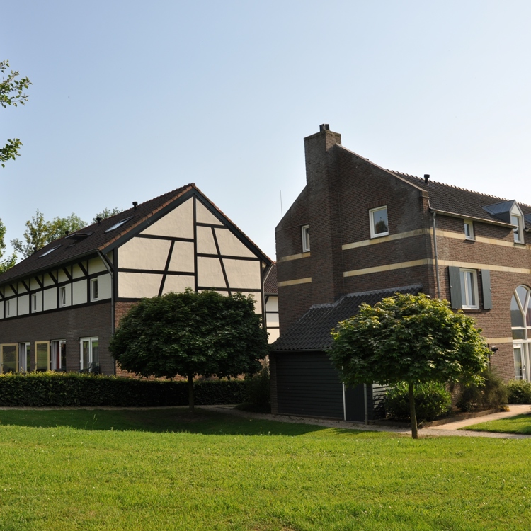 Twee karakteristieke woningen in een tuin