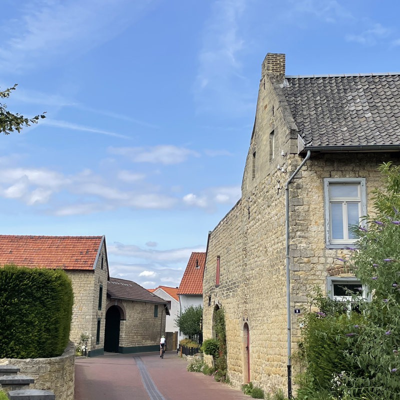 fietser die door een oude straat fietst