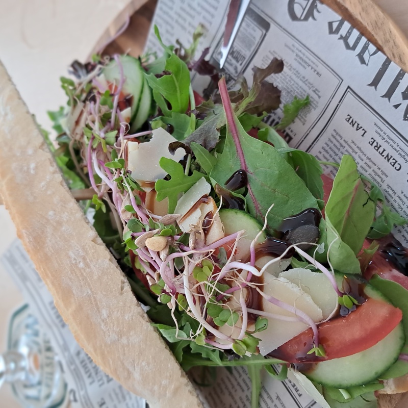 heerlijk broodje met rucola, komkommer, tomaat en andere lekkernijen