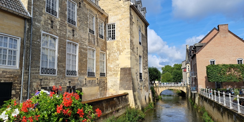 Oud gebouw tegenover Aan de linde in Valkenburg