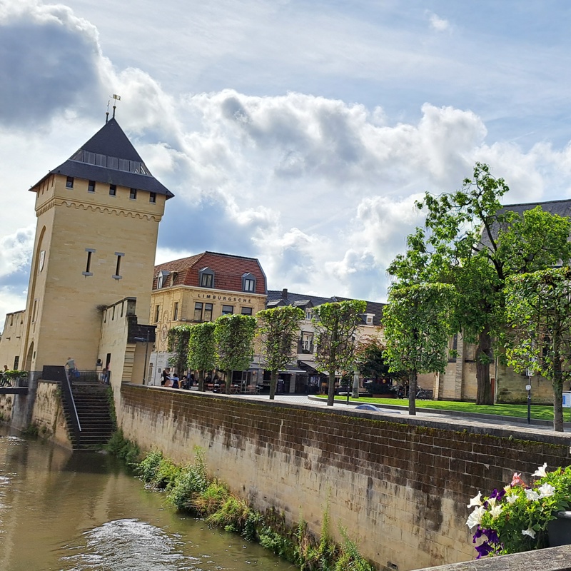 Geulpoort in Valkenburg samen met de kerk