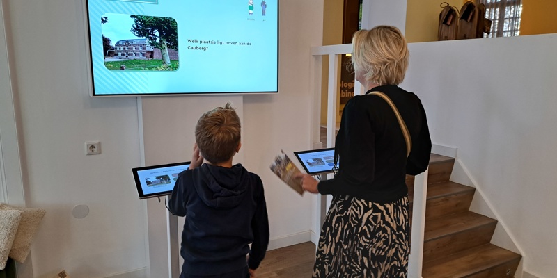 moeder en zoon die de quiz maken bij de Experience in Valkenburg