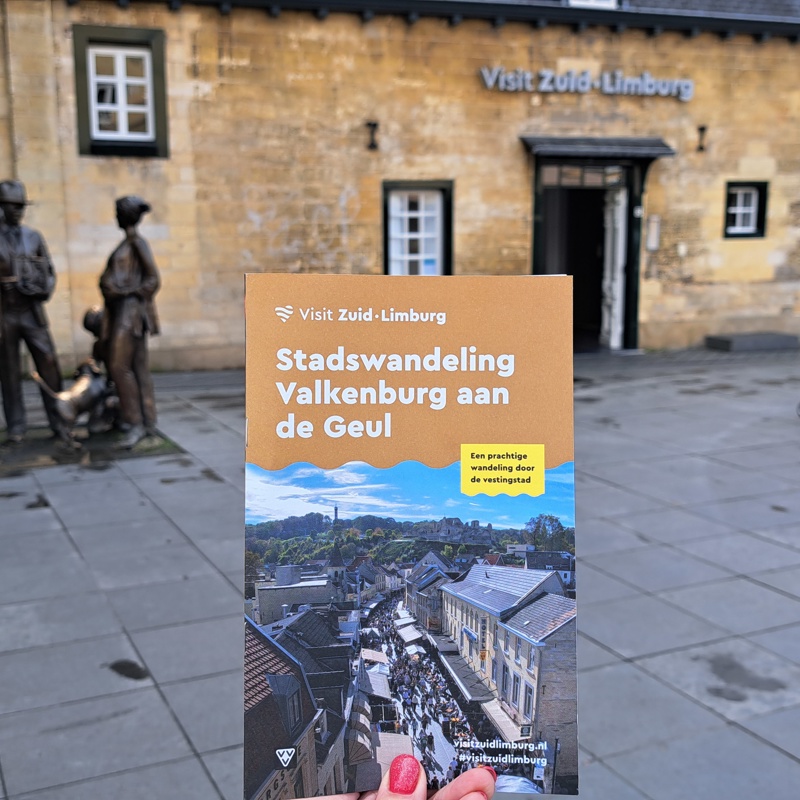 brochure met de stadswandeling van Valkenburg met op de achterkant de experience winkel in Valkenburg