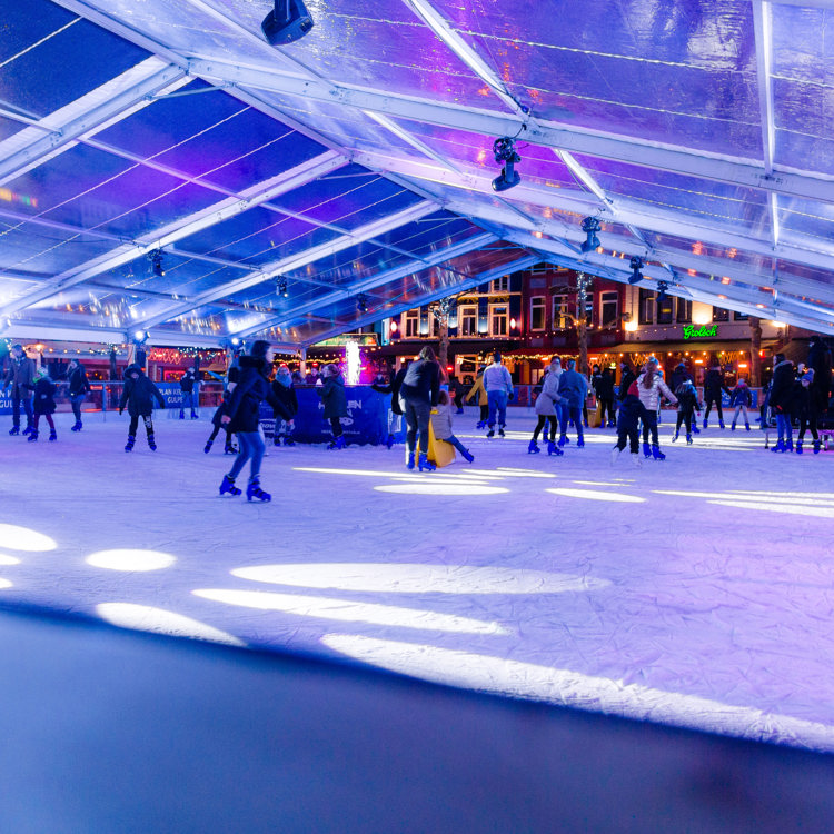 Schaatsende mensen op een overdekte schaatsbaan bij Wintertijd in Heerlen