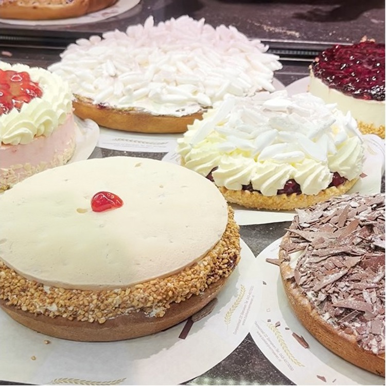 Verschillende luxe vlaaien van bakkerij van Vermeeren in een vitrine