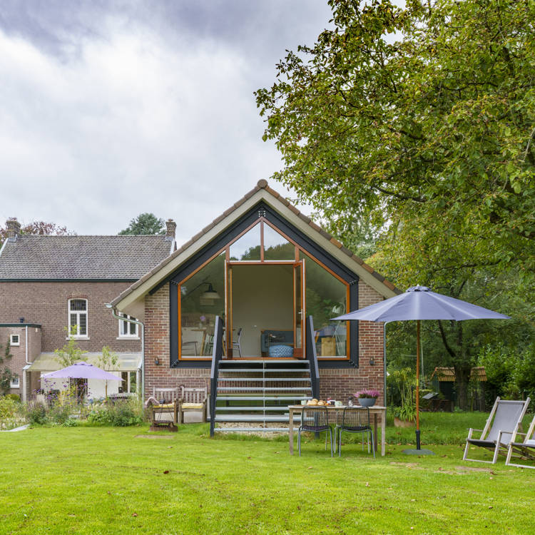 Vakantiewoning vanuit de tuin toegankelijk met een trap