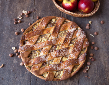 Een appelnotenvlaai op een houten ondergrond van de Bisschopsmolen