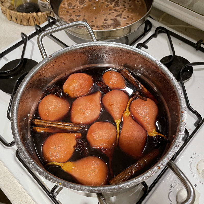 Stoofperen worden gekookt in een pan op het fornuis