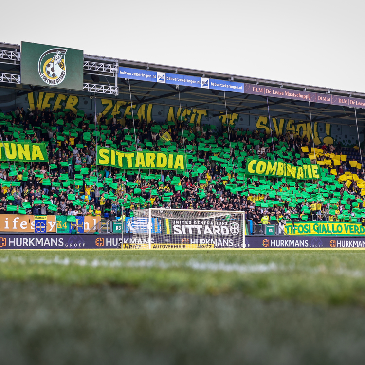 Goal met daarachter een volle tribune in het Fortuna Stadion in Sittard