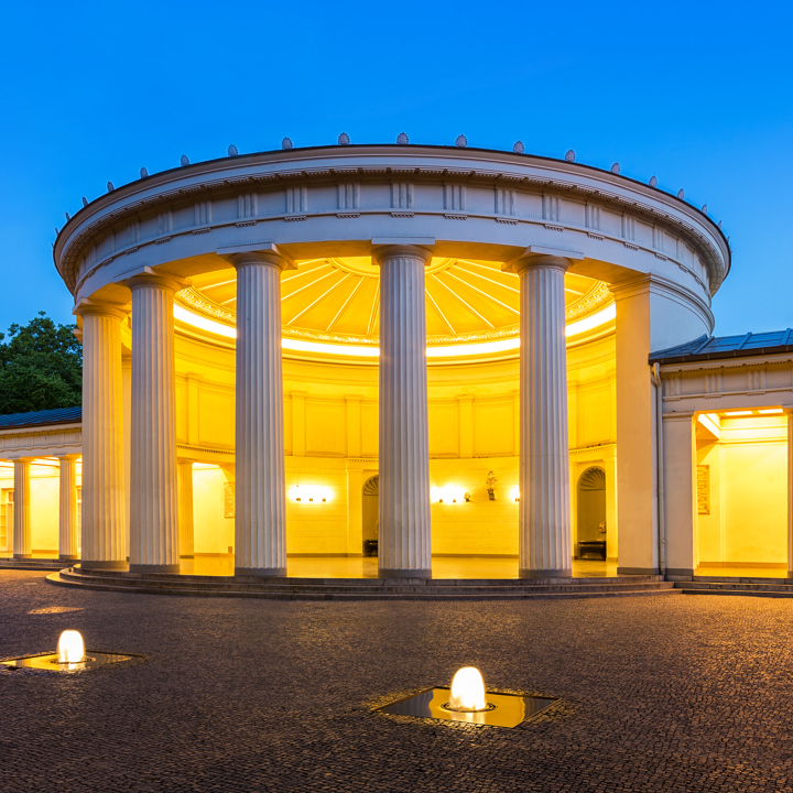 Voorzijde van het Elisenbrunnen gebouw in Aken