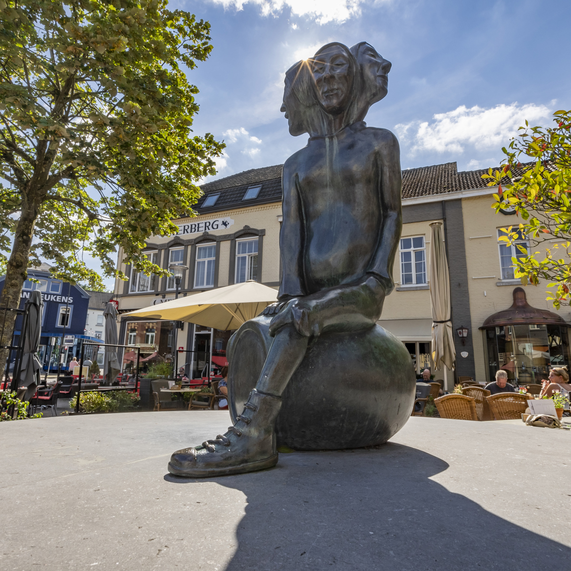 Beeld van De Limburger op de markt in Gulpen