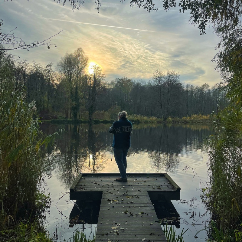 Man op vlonder bij de Mulderplas in de schemering