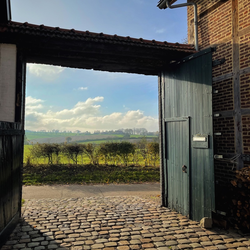 Uitzicht op het heuvelland vanuit de hoevepoort van Wien ies Wien