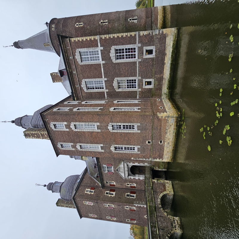 Kasteel hoensbroek met omringde gracht. 