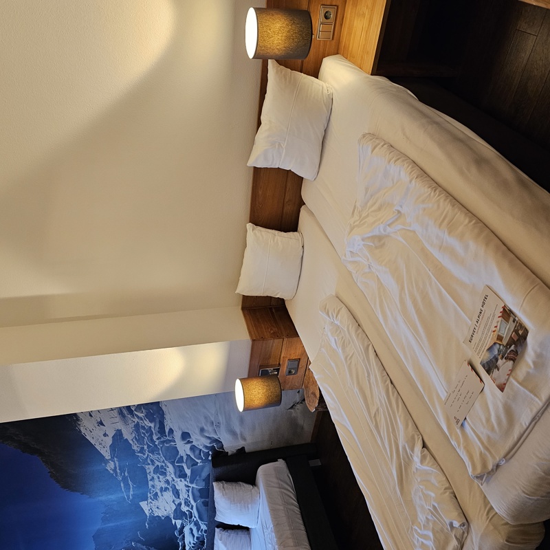 Hotelkamer met twee single beds in snowworld hotel in landgraaf 