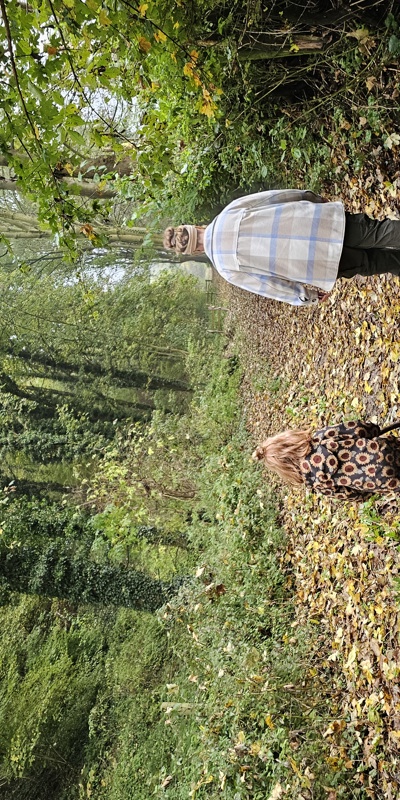 Moeder en dochter wandelen door het bos tijdens de herfst