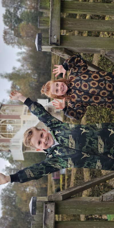 Twee kinderen zijn erg nat maar ontsnapt uit het Labyrint op het Drielandenpunt