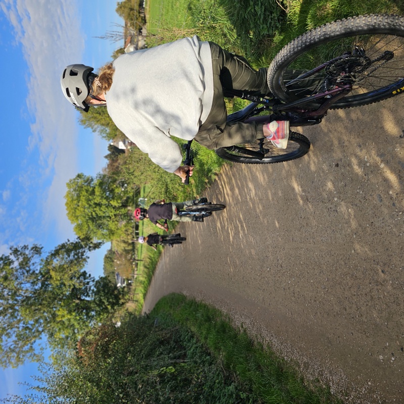 Een moeder en zoon en dochter rijden op mountainbike door het Ingendael