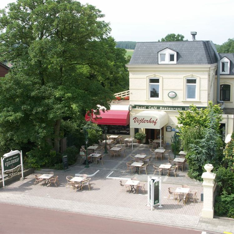 Buitenaanzicht van hotel Vijlerhof met het terras ervoor. 