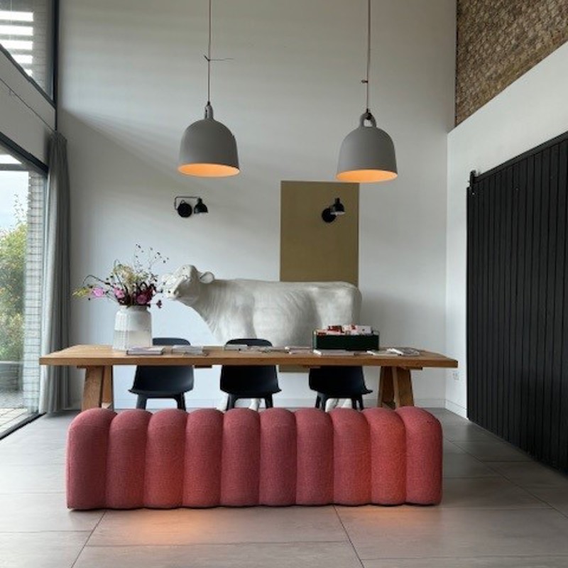 Interieur tafel met rode bank bij Hei15