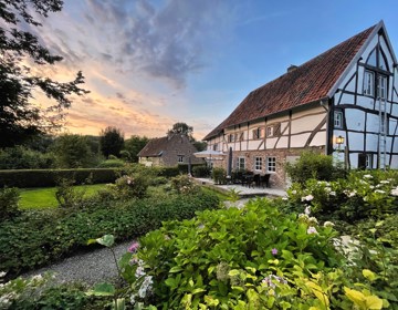 Vakwerkvakantiewoning van Hoeve de Witte Olifant met de tuin 