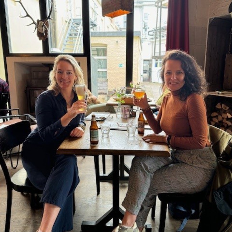 Wyke en Asceline drinken een biertje bij het Gulpener Brouwlokaal