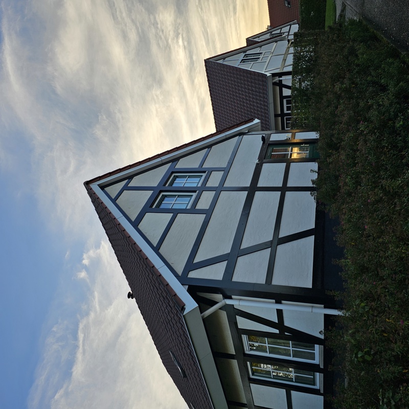 Een vakantiebungalow bij Landal Kasteeldomein de Cauberg gezien van de zijkant met blauwe lucht tijdens de schemering