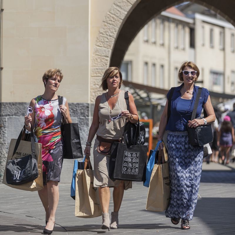 3 winkelende dames lopende vanaf de Geulpoort in Valkenburg