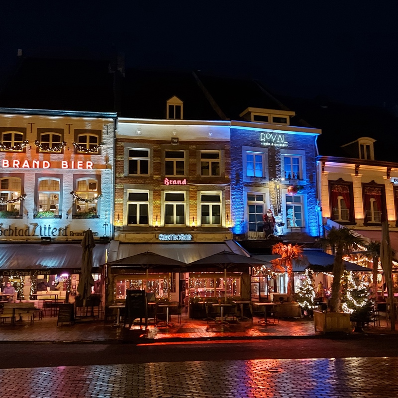 Markt in sittard met diverse barretjes naast elkaar en leuke verlichting. 