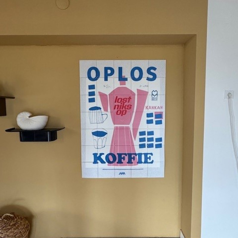 Poster met opschrift oploskoffie bij Hei15