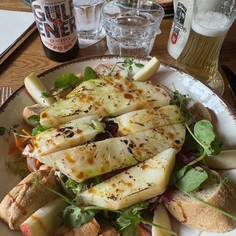 Vegan lunch bij het Gulpener Brouwlokaal met brood en appel