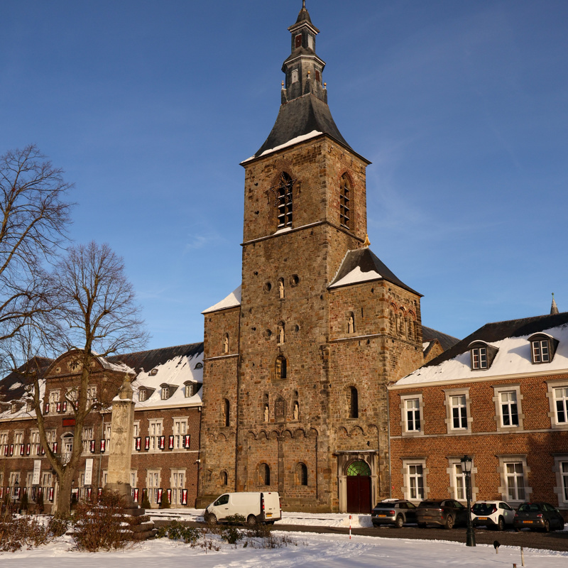 abdij in winters landschap met sneeuw ervoor